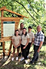 OLS6  Družina Podlesnik in župan Naraločnik  ob novem info obeležju pri Kladnski lipi  F JM  IMG_8173 (3)